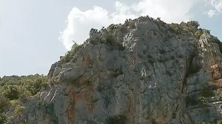 Le lac d'Esparron dans les Alpes-de-Hautes-Provence. Nichées dans les gorges du Verdon, ces eaux turquoise attirent les amoureux de la nature, amateurs de sports nautiques et de pêche. (FRANCE 2)