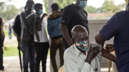 Une campagne de vaccination anti-Covid-19 à l'hôpital de Nairobi, au Kenya, en avril 2021. (ROBERT BONET / NURPHOTO)