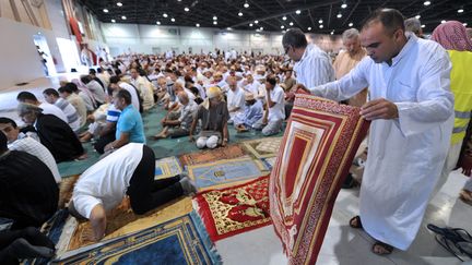 Des fid&egrave;les musulmans pr&eacute;parent la pri&egrave;re de l'A&iuml;d el-Fitr, qui marque la fin du je&ucirc;ne du ramadan, le 19 ao&ucirc;t 2012 &agrave; Marseille (Bouches-du-Rh&ocirc;ne). (GERARD JULIEN / AFP)