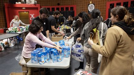 Des bénévoles lors d'une distribution alimentaire à l'université Paul Valéry pour les étudiants précaires, en novembre 2022. (GUILLAUME BONNEFONT / MAXPPP)