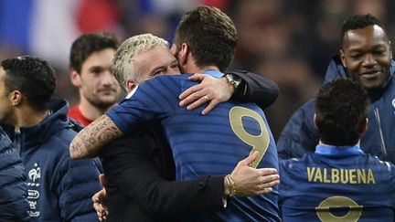 Deschamps prend Giroud dans ses bras (LIONEL BONAVENTURE / AFP)