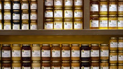 Des pots de miel au salon de l'alimentation de Villepinte (Seine-Saint-Denis), le 21 octobre 2012 (ERIC FEFERBERG / AFP)