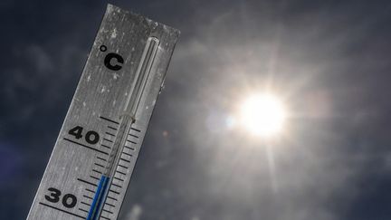 Un thermomètre à&nbsp;Godewaersvelde (Nord), le 24 juin 2019. (PHILIPPE HUGUEN / AFP)