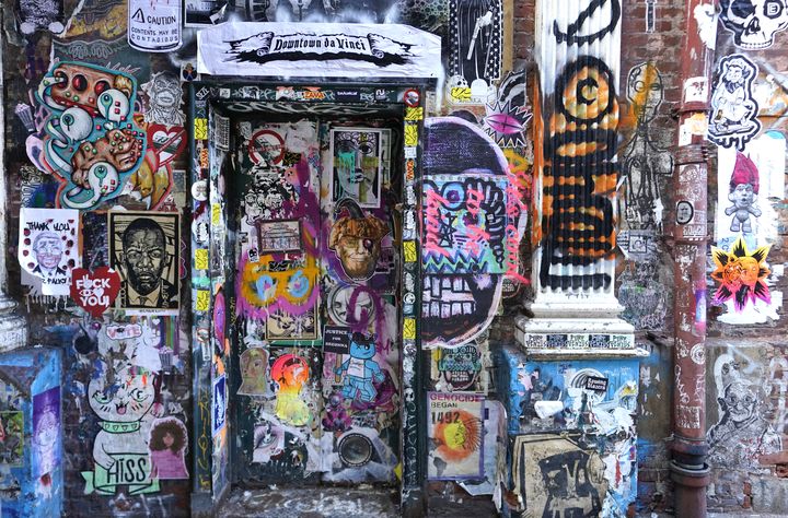 Un graffiti sur un mur du quartier de Soho, à Manhattan, en novembre 2020. (TIMOTHY A. CLARY / AFP)