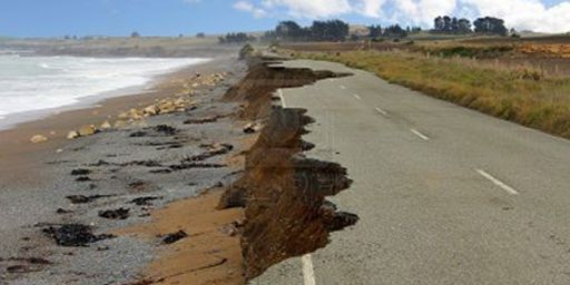 Route côtière au Togo grignotée par l'érosion. (mondequitable.onlc.eu)