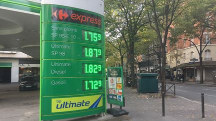 Une station-essence dans le XVe arrondissement de Paris. (THOMAS PONTILLON / FRANCEINFO)