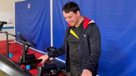 Dans le cadre des stages multisport organisés par le Comité départemental du Tarn-et-Garonne, Luc, jeune homme présentant un trouble du spectre de l'autisme (TSA), s'essaie aux différentes machines de la salle de sport. (Caroline Marcipont)