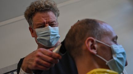 Un coiffeur au centre de Carry-le-Rouet dans le sud de la France, où des Français ont été placés en quarantaine à leur retour de Chine en février 2020. (HECTOR RETAMAL / AFP)