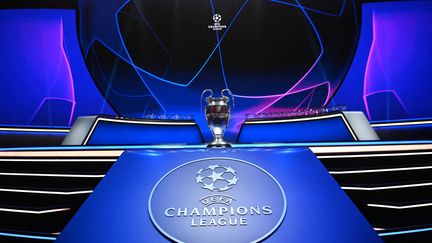 Le trophée de la Ligue des champions, présenté à Istanbul, le 26 août 2021. (OZAN KOSE / AFP)