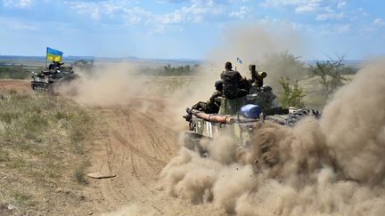 L'arm&eacute;e ukrainienne &agrave;&nbsp;Debaltceve, dans la r&eacute;gion de Donetsk, le 29 juillet 2014. (GENYA SAVILOV / AFP)