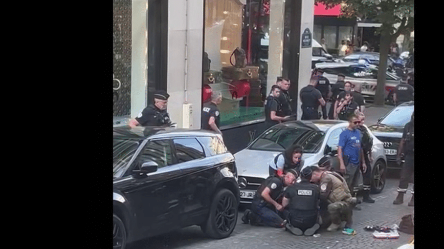 Attaque au couteau sur les Champs-Élysées : des témoins de la scène racontent