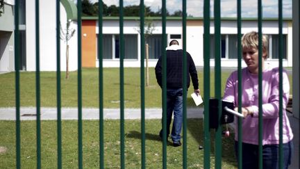 Un mineur délinquant entre dans la cour intérieure du Centre éducatif fermé de Mulhouse après avoir recupéré des documents pour sa sortie prochaine, le 18 mai 2009. (SEBASTIEN BOZON / AFP)