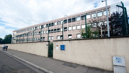 L'&eacute;cole Beth Menahem de Villeurbanne (Rh&ocirc;ne) o&ugrave; se rendaient trois jeunes de confession juive lorsqu'ils ont &eacute;t&eacute; agress&eacute;s au marteau et &agrave; la barre de fer, samedi 2 juin 2012. (GILLES SOEN WER / WOSTOK PRESS / MAXPPP)