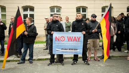 Des militants du NPD manifestent contre les réfugiés, le 15 septembre 2015 à Dresde (Allemagne). (ARNO BURGI / DPA / AFP)