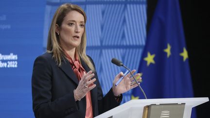 La présidente du Parlement européen Roberta Metsola s'exprime devant le Conseil européen à Bruxelles (Belgique), le 15 décembre 2022. (NICOLAS ECONOMOU / NURPHOTO / AFP)