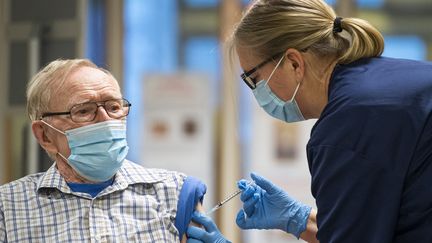 Un suédois de 89 ans reçoit une dose du vaccin contre le Covid-19 de Pfizer-dans le comté de Sodermanland, le 27 décembre 2020. Photo d'illustration. (JONATHAN NACKSTRAND / AFP)