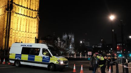 La police devant le Parlement de Westminster à Londres, le 23 mars 2017. (JAY SHAW BAKER / NURPHOTO / AFP)