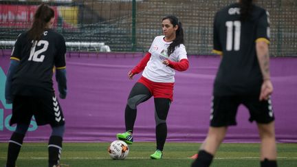 L'ancienne capitaine de la sélection afghane, Khalida Popal, lors d'un entraînement à Londres, le 30 mars 2018. (DANIEL LEAL-OLIVAS / AFP)