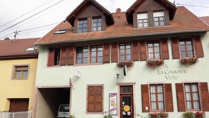 Un bistrot de la commune de Barembach, dans le Bas-Rhin, a été classé monument historique. L’un des atouts de ce lieu est sans aucun doute ses peintures murales.&nbsp; (FRANCE 2)