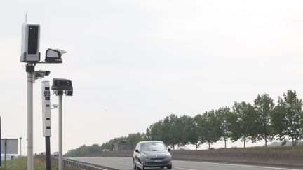 Un radar tourelle sur la RD 14, dans le Val d'Oise. (OLIVIER BOITET / MAXPPP)