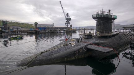 Un sous-marin pouvant transporter des ogives nucléaires à Glasgow (Royaume-Uni), le 29 avril 2019. (JAMES GLOSSOP / POOL / AFP)