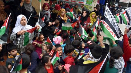 Plusieurs rassemblements ont eu lieu dans des camps de réfugiés palestiniens au Liban, comme à&nbsp;Mar Elias jeudi 7 décembre et à Bour el-Barajneh, la veille (ci-contre). (FURKAN GULDEMIR / ANADOLU AGENCY / AFP)