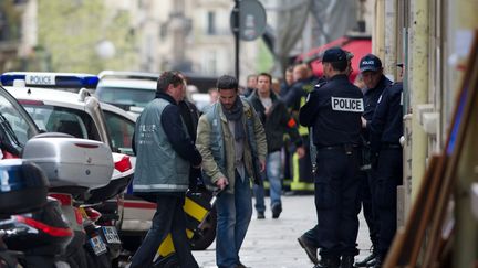 Devant l'immeuble o&ugrave; a eu lieu l'explosion, le 13 avril 2012, dans le 8e arrondissement de Paris. (BERTRAND LANGLOIS / AFP)