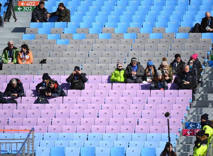 Les tribunes sont presque vides alors que se déroule l'épreuve de descente en ski alpin, le 15 février 2018 à Pyeongchang (Corée du Sud). (TOBIAS HASE / DPA / AFP)