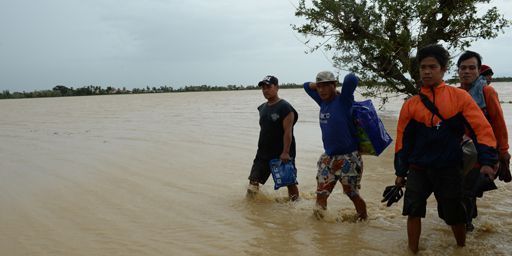 Près de la ville de Santa Rosa, dans la province de Nueva Ecija, au nord de Manille, le 19 octobre 2015. Les agriculteurs philippins ont vu leurs cultures ravagées par le typhon Koppu. (AFP PHOTO / TED ALJIBE)