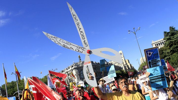 Des grands ciseaux pour d&eacute;noncer les coupes budg&eacute;taires dans le cort&egrave;ge &agrave; Madrid, samedi 15 septembre 2012. (VICTOR LERENA / SIPA)