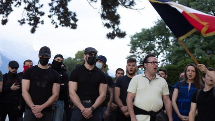 Une trentaiine de personnes se sont rassemblées le jeudi 8 juin, sur l'aire de jeu du Pâquier, où s'est déroulée l'attaque au couteau, après des appels lancés par des mouvement d'extrême droite sur les réseaux sociaux. (GREGORY YETCHMENIZA / MAXPPP)