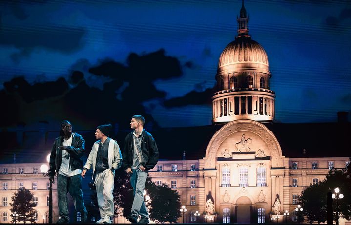 Le trio Hubert, Saïd et Vinz en ballade à Paris de nuit dans le spectacle "La Haine - Jusqu'ici rien n'a changé" de Mathieu Kassovitz à La Seine musicale. (ANTHONY GHNASSIA)