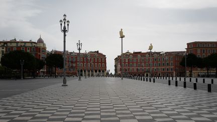 Pas un seul piéton en vue sur la place Massena, lieu touristique de Nice (Alpes-Maritimes),&nbsp;le 17 mars 2020. (VALERY HACHE / AFP)