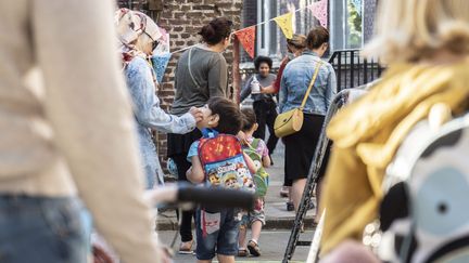 Des enfants retournent à l'école, à Gent (Belgique), le 2 juin 2020. (JONAS D'HOLLANDER / MAXPPP)