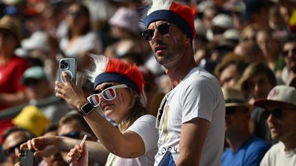 Les supporters français venus assister aux épreuves d'athlétisme au Stade de France, le 2 août 2024. (MARTIN BERNETTI / AFP)