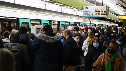 Des usagers&nbsp;de la ligne 13 du métro&nbsp;francilien, à Paris, le 18 février 2022. (YUSUF OZCAN / ANADOLU AGENCY / AFP)