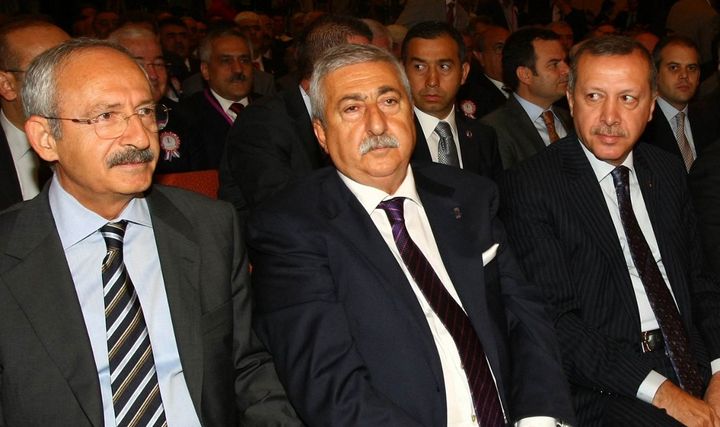 Le chef du parti turc CHP, Kemal Kiliçdaroglu (à gauche) aux côtés de Recep Tayyip Erdogan (tout à droite), alors Premier ministre, lors d'une cérémonie à Ankara (Turquie), le 27 septembre 2010. (ADEM ALTAN / AFP)