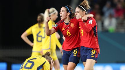 Les Espagnoles Esther Gonzalez et Aitana Bonmati célèbrent leur qualification en finale après leur victoire face à la Suède, le 15 août 2023. (MICHAEL BRADLEY / AFP)