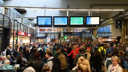 Des usagers de la SNCF à la gare Montparnasse, le samedi 19 octobre, après le déclenchement d'un mouvement social inopiné des cheminots. (JACQUES WITT / SIPA)