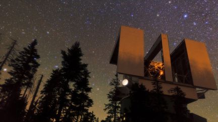 Ciel&nbsp;étoilé&nbsp;au-dessus du Large Binocular Telescope (LBT) sur le Mont Graham en Arizona. Le LBT est composé de deux miroirs géants de 8,4m de diamètre. C'est là que les chercheurs américains ont étudié le petit astéroïde&nbsp;Kamo’oalewa, un quasi satellite de la Terre.&nbsp; (B.A.TAFRESHI / NOVAPIX / LEEMAGE VIA AFP)