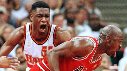 Le géant Dikembe Mutombo affrontait Michael Jordan le 11 mai 1989 lors de la demi-finale de Conférence NBA entre Atlanta et Chicago. (JEFF HAYNES/AFP)