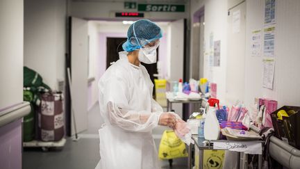 Une infirmière dans l'unité d'hospitalisation Covid-19 du CHU de Limoges (Haute-Vienne), le 3 décembre 2020. (BURGER / PHANIE / AFP)