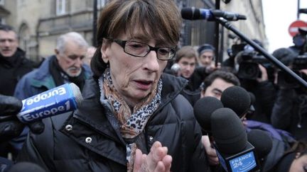 Arlette Taponier répond aux journalistes, le 30 décembre 2009. (AFP - Miguel Medina)