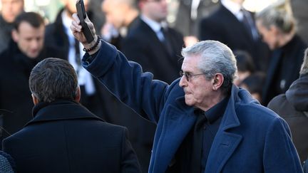 Le réalisateur Claude Lelouch filme l'hommage à Johnny Hallyday, le 9 décembre 2017, à Paris.&nbsp; (BERTRAND GUAY / AFP)