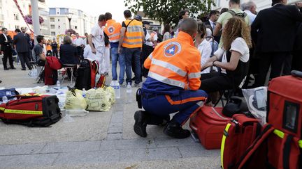 Les secours pr&ecirc;tent assistance aux victimes de la catastrophe de Br&eacute;tigny-sur-Orge (Essonne), le 12 juillet 2013. (KENZO TRIBOUILLARD / AFP)