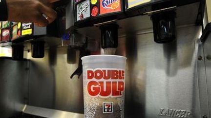 Aux Etats-Unis on peut se servir des gobelets d'un litre de soda dans les fast food. (AFP/Timothy Clary)