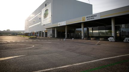 Les parkings vides d'une usine Renault en plein confinement. Photo d'illustration. (LOU BENOIST / AFP)