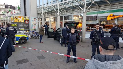 Une voiture est examinée par la police après que son chauffeur a foncé sur des passants, le 25 février 2017 à Heidelberg (Allemagne), blessant trois personnes. (R. PRIEBE / AFP)