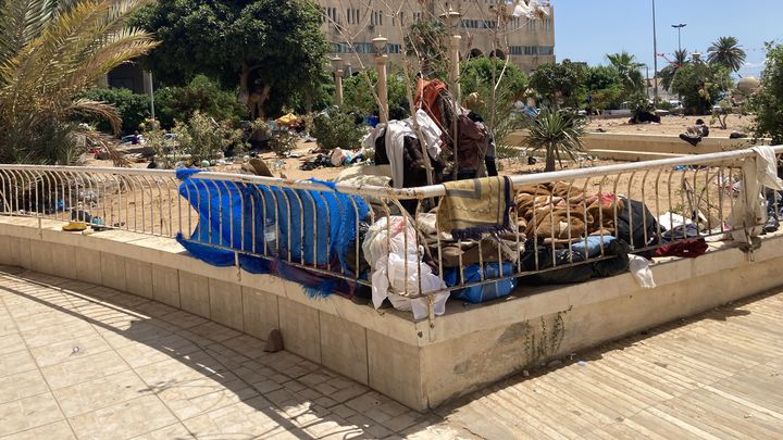 La place Bab Jebli, à Sfax, où de nombreux migrants subsahariens délogés de leur domicile par les forces de l'ordre se regroupent, en août 2023. (ELISE LAMBERT / FRANCEINFO)