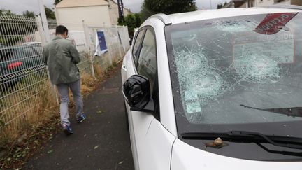 Une voiture présente des impact de grêle après un orage, le 23 mai 2022 à Châteauroux (Indre). (THIERRY ROULLIAUD / MAXPPP)